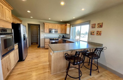 Terrebonne Casa | Incredible View Huge Home + JACUZZI on Crooked River Canyon Rim near Smith Rock