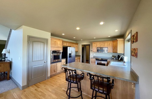Terrebonne Casa | Incredible View Huge Home + JACUZZI on Crooked River Canyon Rim near Smith Rock