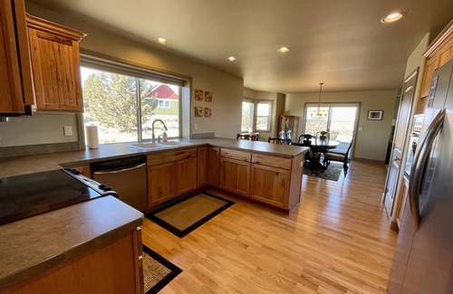 Terrebonne Casa | Incredible View Huge Home + JACUZZI on Crooked River Canyon Rim near Smith Rock