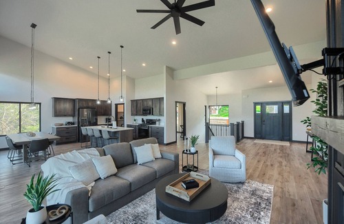 Sturgis Cabina | Incredible Views from Multi-Level Deck, Paved Roads, Hot Tub, Spacious Home!