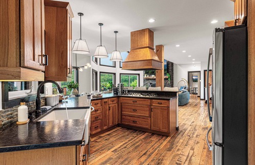 McGaheysville Casa | Incredible Year-Round Views.HGTV Design.HotTub.Theater.Sauna.Rec Room.Arcades