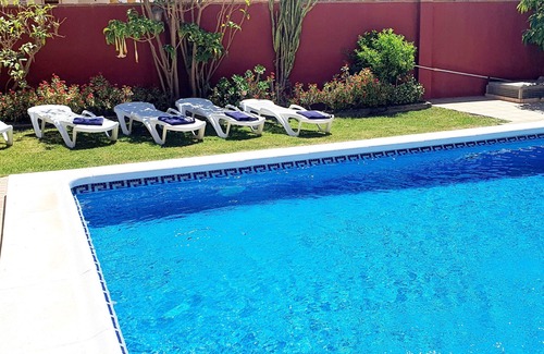 Torre de Benagalbon Chalet De Esquí | Chalet Independiente con piscina cerca de la playa