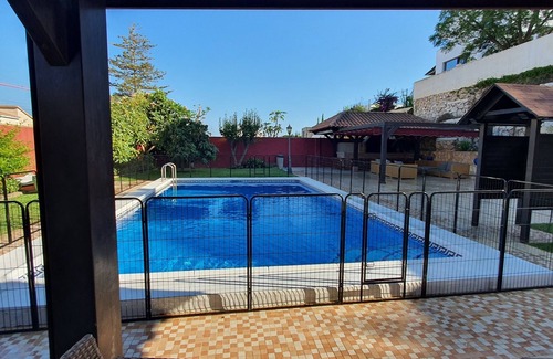 Torre de Benagalbon Chalet De Esquí | Chalet Independiente con piscina cerca de la playa