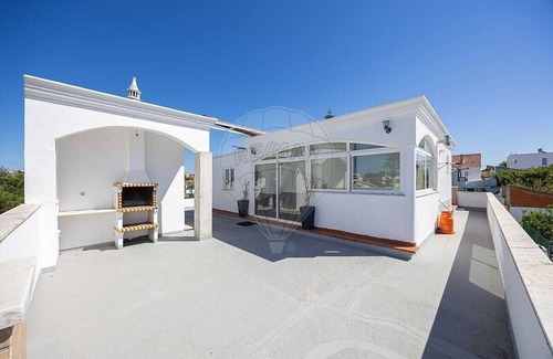 Funchalinho Apartamento | Independent apartment on top of villa