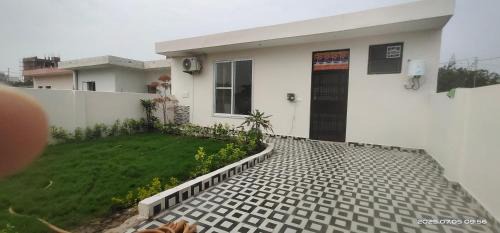 Noida Complejo | Independent House with Garden