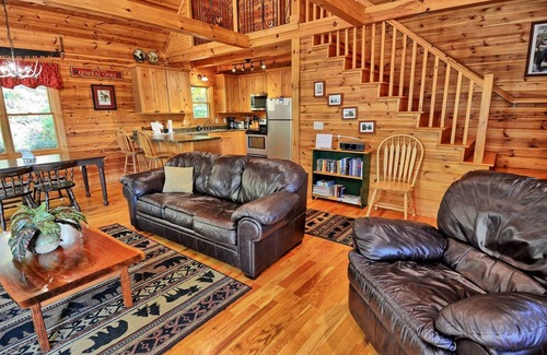 West Jefferson Cabina | Indian Cove-Open for Bookings! Hot Tub, Pool Table, WIFI, Gas FP, Fire Pit