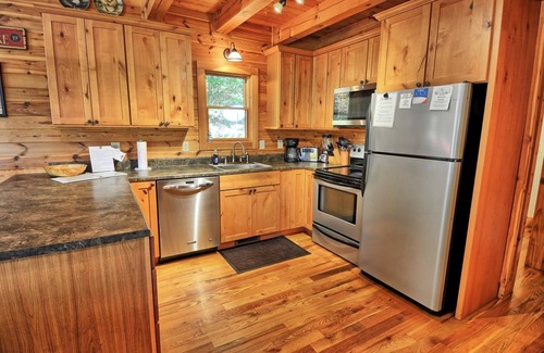 West Jefferson Cabina | Indian Cove-Open for Bookings! Hot Tub, Pool Table, WIFI, Gas FP, Fire Pit