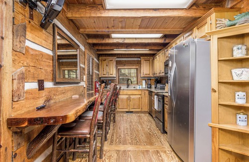 Rocky Grove Cabina | Indian Creek: Secluded, Beautiful Authentic Style Log Cabin in Gatlinburg