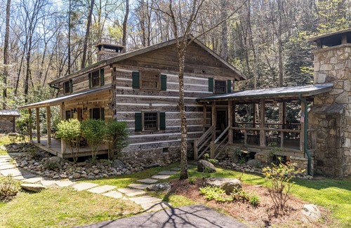 Rocky Grove Cabina | Indian Creek: Secluded, Beautiful Authentic Style Log Cabin in Gatlinburg