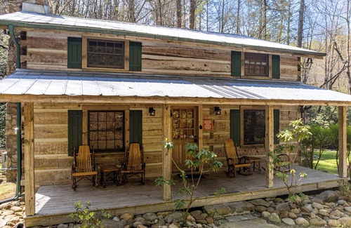 Rocky Grove Cabina | Indian Creek: Secluded, Beautiful Authentic Style Log Cabin in Gatlinburg