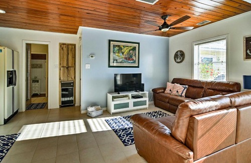 Indian Shores Casa | Indian Shores Cottage with Cabana - Steps to Beach!