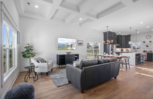 Jeffersonville - Clarksville Casa | Indiana Crossing: Modern & Upscale, Near Derby