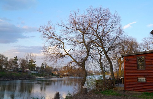 Miller Beach Cabaña | Indiana Dunes GuestSuite. On Calumet Lagoon. 3blks to beach/Lake Michigan. Bikes