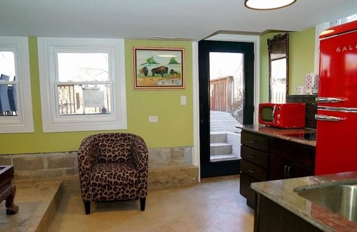 Miller Beach Cabaña | Indiana Dunes. Split-log Cottage on Lagoon. 3blks Lake Michigan/Beach. Bikes.