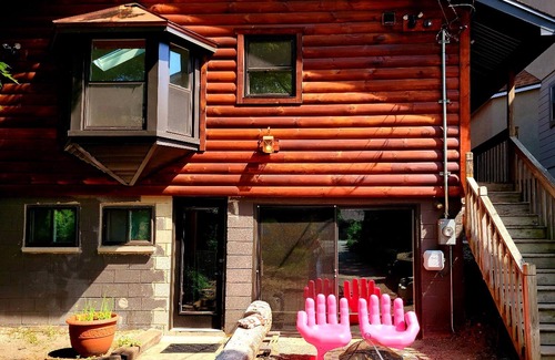 Miller Beach Cabaña | Indiana Dunes. Split-log Cottage on Lagoon. 3blks Lake Michigan/Beach. Bikes.
