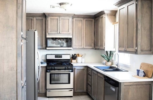 Ada Casa | Indie vibe fire pit 3 BR minutes to ECU