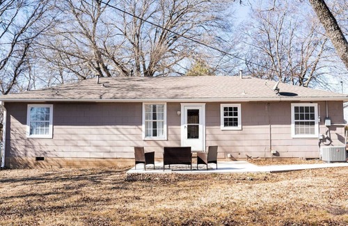 Ada Casa | Indie vibe fire pit 3 BR minutes to ECU