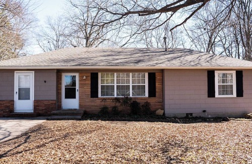 Ada Casa | Indie vibe fire pit 3 BR minutes to ECU