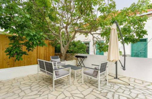 Aamchit Apartamento | Indigo - Duplex 1-BR Apt with Terrace & Garden in Batroun