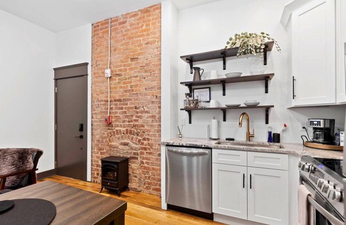 MLK University Apartamento | Indigo Flat: Chic Retreat in Downtown Chattanooga