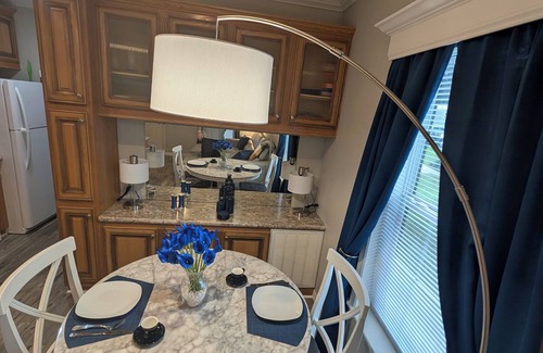 Deltona Lakes Cabina | "Indigo Lodge" Central AC, WiFi. Luxury Italian furniture.Free parking.Quiet...
