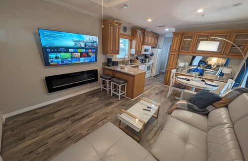 Deltona Lakes Cabina | "Indigo Lodge" Central AC, WiFi. Luxury Italian furniture.Free parking.Quiet...