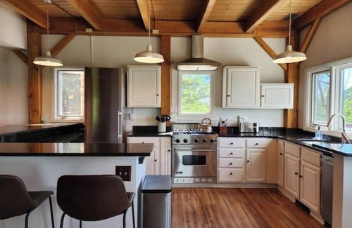Black Hawk Cabina | Indoor Heated Pool - Hot Tub - 4 Acres - Off Grid - Views