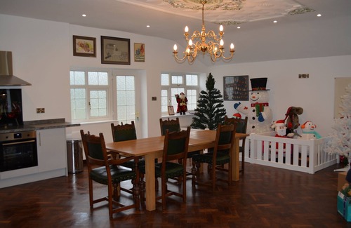Caergwrle Otro | Indoor heated pool, games room and tennis court all private.