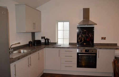 Caergwrle Otro | Indoor heated pool, games room and tennis court all private.