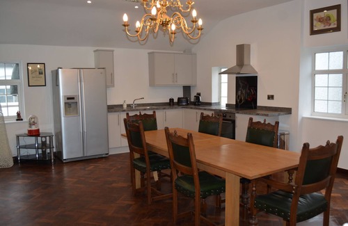 Caergwrle Otro | Indoor heated pool, games room and tennis court all private.