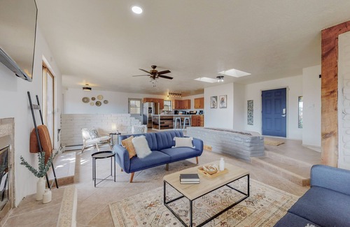 Albuquerque Casa | 🏊‍♂️Indoor Heated Pool♨️Hot Tub♨️Sauna, Foosball🧳Sleeps 18🌄Mtn Views