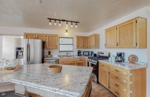 Albuquerque Casa | 🏊‍♂️Indoor Heated Pool♨️Hot Tub♨️Sauna, Foosball🧳Sleeps 18🌄Mtn Views
