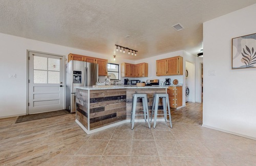 Albuquerque Casa | 🏊‍♂️Indoor Heated Pool♨️Hot Tub♨️Sauna, Foosball🧳Sleeps 18🌄Mtn Views