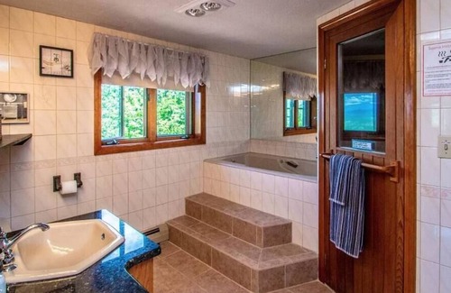 Madison Villa | Indoor Pool and Sauna, Dog and Family Friendly