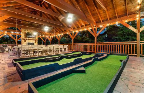Caton Casa | Indoor Pool - Epic Game Room - MiniGolf - 24 Guests - 8 Bedrooms