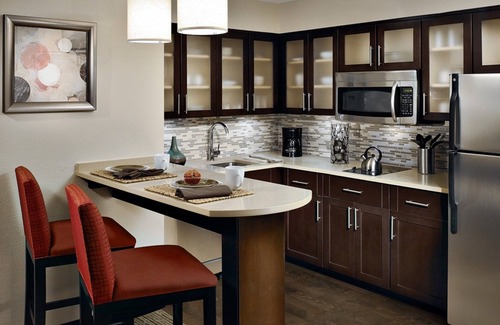Dearborn Condominio | Piscina cubierta, Jacuzzi, Wi-Fi gratis, Desayuno gratis | Cerca de Ford World HQ