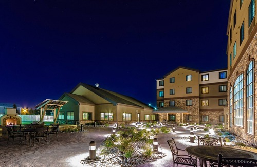 Grand Forks Apartamento | Piscina cubierta y bañera de hidromasaje. Desayuno gratis. Camina hasta la Universidad de Dakota del Norte.