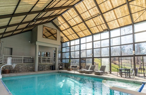 Lake Forest Casa | Indoor Pool with HUGE Rooms for Gatherings - East End - Lakeview