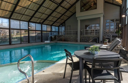 Lake Forest Casa | Indoor Pool with HUGE Rooms for Gatherings - East End - Lakeview