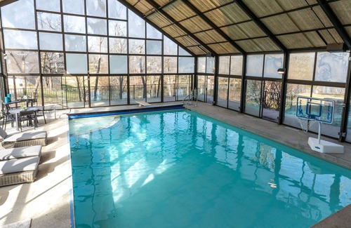 Lake Forest Casa | Indoor Pool with HUGE Rooms for Gatherings - East End - Lakeview