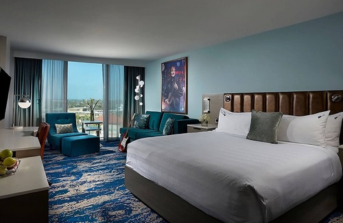 East Daytona Hotel | Indulge In Contemporary Comfort! 3 Family-friendly Units, City View, Pool