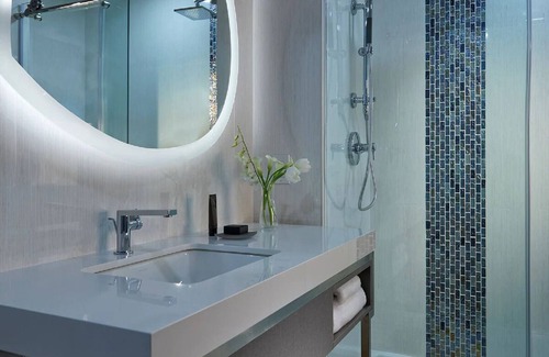 East Daytona Hotel | Indulge In Contemporary Comfort! 3 Family-friendly Units, City View, Pool