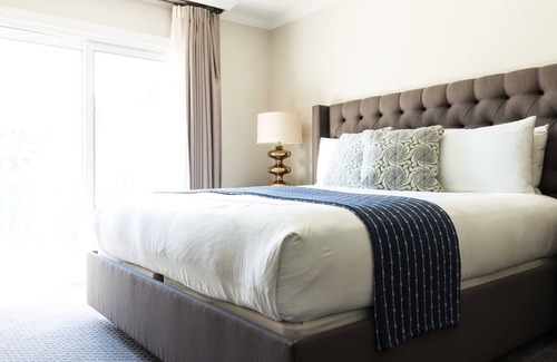West Campus Hotel | Indulge in Historic Charm & Modern Amenities – Boutique Hotel Experience