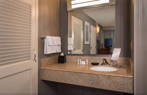 Columbia Hotel | Indulge in Home-Like Comfort! 2 Modern Units, Near Lake Kittamaqundi, w/ Pool!