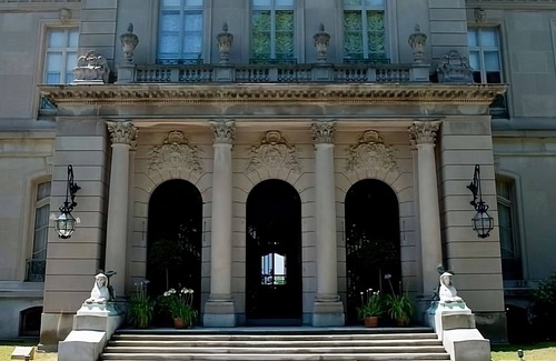 Historic Hill Apartamento | Indulge in Home Like Comfort Near Rosecliff Mansion! with Fitness Center!
