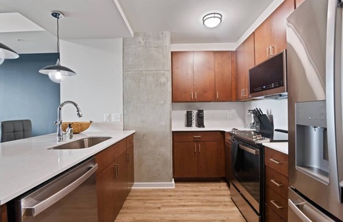 Midtown Apartamento | Indulge in stylish living at our ideal location, perfect for relaxation and exploration of the city's offerings