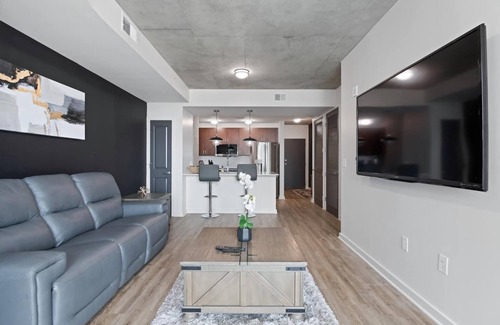 Midtown Apartamento | Indulge in stylish living at our ideal location, perfect for relaxation and exploration of the city's offerings