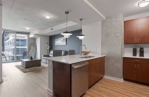 Midtown Apartamento | Indulge in stylish living at our ideal location, perfect for relaxation and exploration of the city's offerings