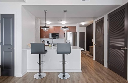 Midtown Apartamento | Indulge in stylish living at our ideal location, perfect for relaxation and exploration of the city's offerings