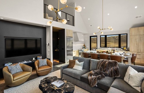 Pray Casa | Indulge in the Ultimate Western Retreat: Ideal location close to adventures